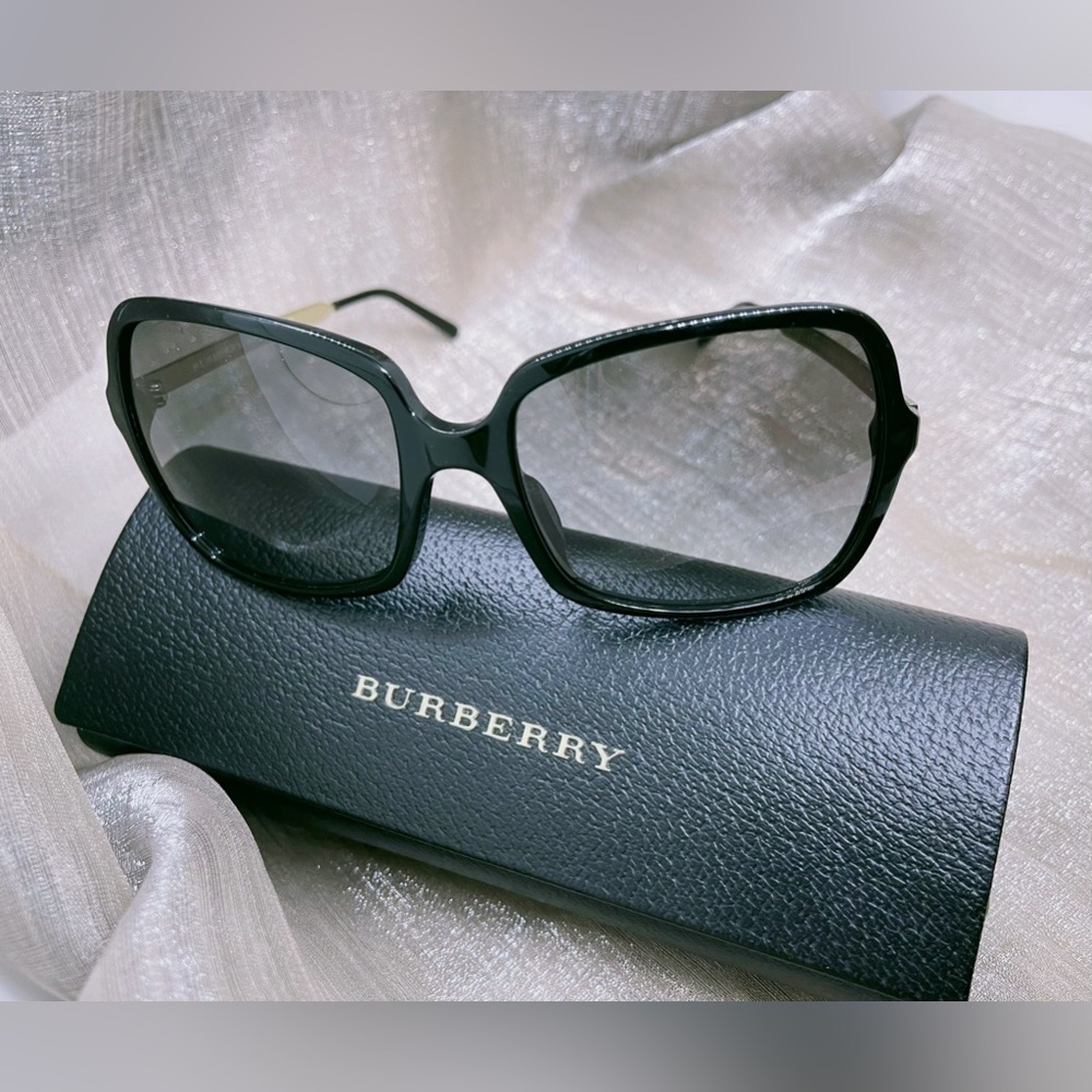 Burberry Sunglasses with a contemporary style